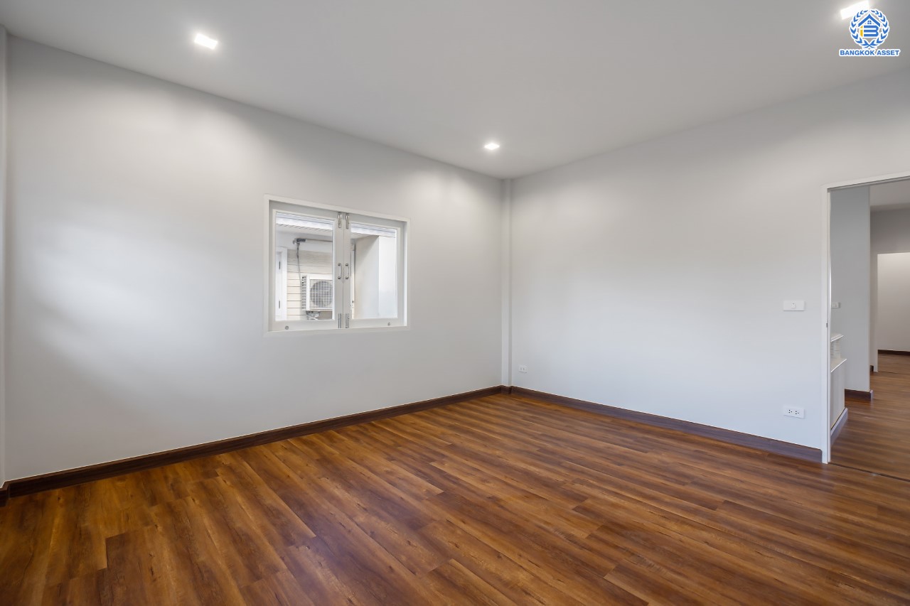 บ้านมือสองตกแต่งใหม่ ม.ธนทอง เอลลิแกนท์โฮม บางบอน4 รองรับทุกความสุข เนื้อที่ 118.1 ตร.ว. ฟังก์ชัน 5 ห้องนอน 5 ห้องน้ำ 1 ห้องแม่บ้าน จอดรถได้ 2 คัน พร้อม Living Area กว้างขวาง บนทำเลใกล้ทางด่วนเพชรเกษม, The Mall บางแค เชื่อมต่อ ถ.พุทธมณฑลสาย4 และ ถ.กาญจนาฯ